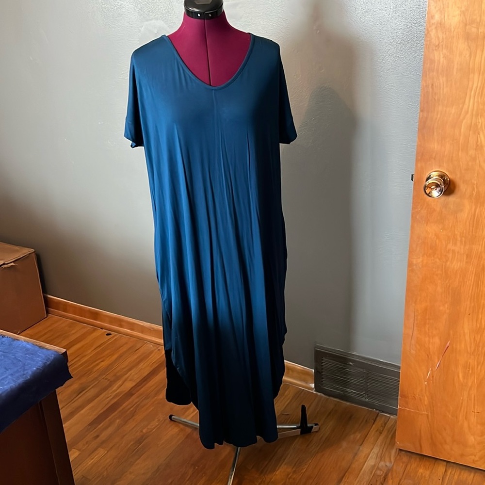 Navy Short Sleeve Maxi Dress NWT size medium lightweight with pockets